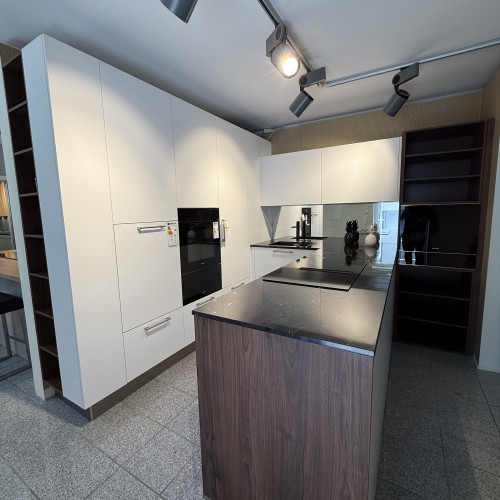 Häcker Kristallweiß Mattlack/Nussbaum Dekor